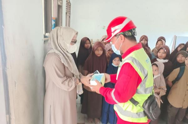 Rutin Bagikan Masker Gratis, PT Sino: Semoga Bisa Mengurangi Efek Debu Imbas Proyek Jalan Tol