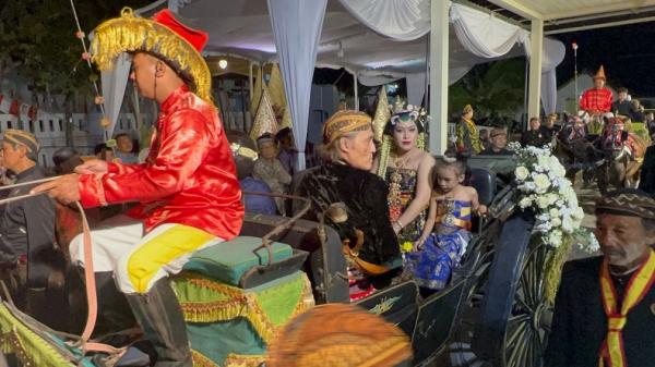 Pernikahan Cucu Raja Keraton Solo PB XII, Pengantin Dikirab Keliling Benteng