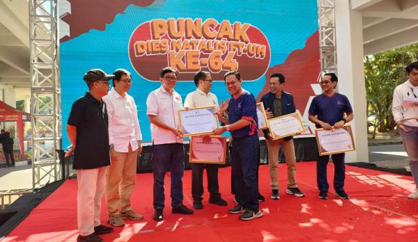 Dedy Palimbong Terima Penghargaan Alumni Award 2024 dari Fakultas Teknik Unhas