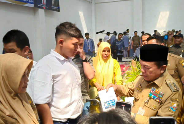 1.259 Siswa Tidak Mampu di Kota Jambi Terima Dumisake Pendidikan Gubernur Al Haris