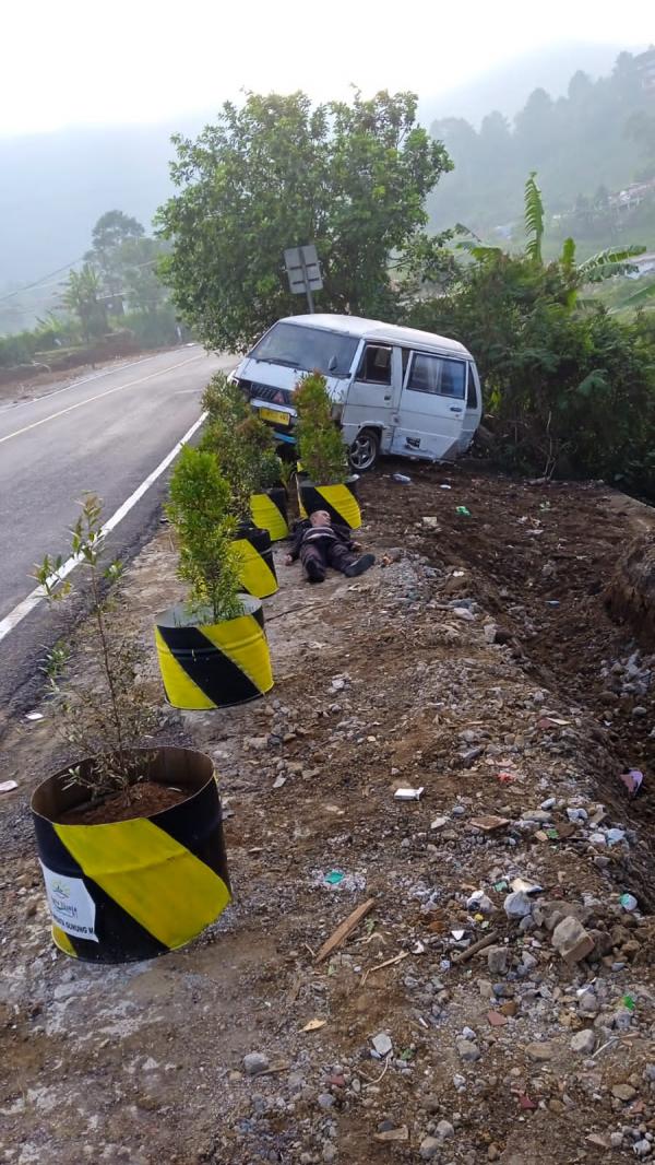 Laka Lantas di Jalur Puncak Bogor Minibus Oleng Tabrak Pembatas Jalan, Pengemudi Meninggal Dunia