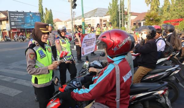 Peringati HUT ke-76, Polwan Polres Sukoharjo Bagikan Bunga dan Sembako