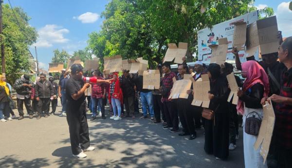 Pendukung Tuntas Penuhi Kantor Bawaslu Sukoharjo, Kawal Musyawarah Sengketa Verfak