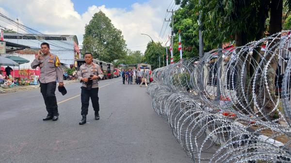 Personel Gabungan TNI-Polri dan Kawat Berduri Siaga di Area Gedung DPRD Kota Tasikmalaya