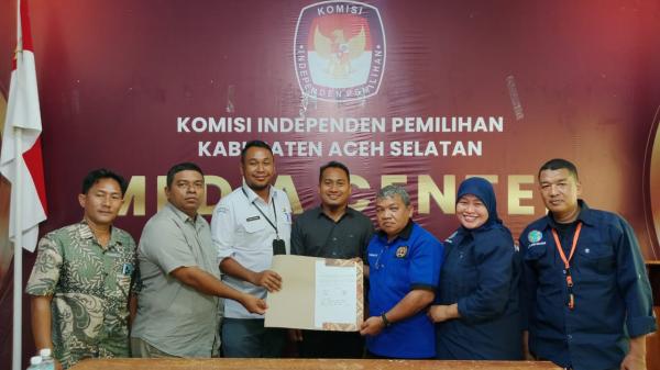 Diduga Kurang Transparan Dana Iklan dan Publikasi,Puluhan Wartawan Geruduk Kantor KIP Aceh Selatan Diduga Kurang Transparan Dana Iklan dan Publikasi,Puluhan Wartawan Geruduk Kantor KIP Aceh Selatan