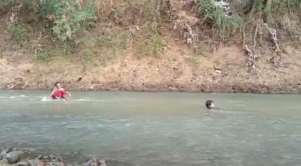 Musim Kemarau, Warga Kota Banjar Tunggu Kemunculan Tank Baja Peninggalan Belanda di Sungai Citanduy