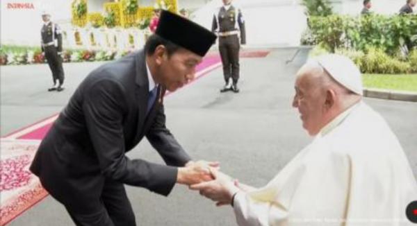 Presiden Jokowi Menunduk Saat Sambut Kehadiran Paus Fransiskus di Istana Merdeka