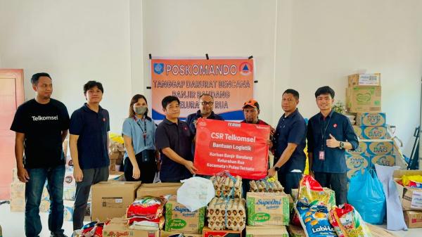 Telkomsel Salurkan CSR Bantuan Logistik untuk Korban Banjir Bandang di Rua