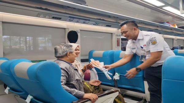 Ultah saat Hari Pelanggan Nasional, Penumpang KA Dapat Kejutan di Stasiun Solo Balapan