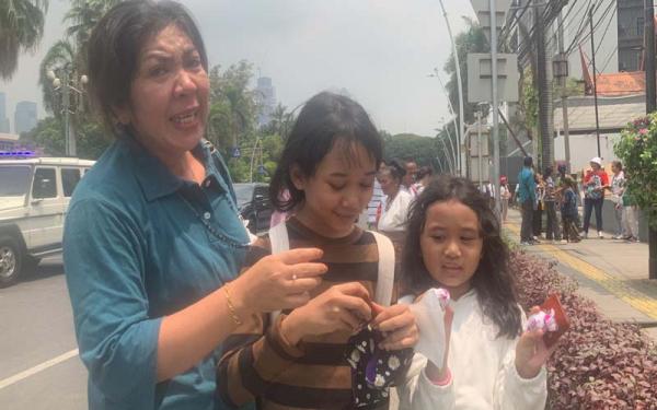 3 Warga Citayam Berbahagia Dapat Kalung Rosario, Permen dan Bersalaman dengan Paus Fransiskus