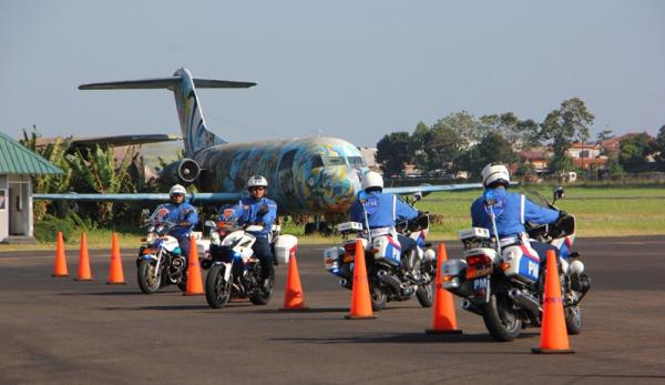 Satpomau Lanud Husein Sastranegara Unjuk Kebolehan Safety Riding dan Pembebasan Sandera