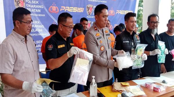 Polisi Tangkap Satu Keluarga di Tambun Selatan karena Edarkan 1 Kg Sabu, Anak dan Mantu kini Buron