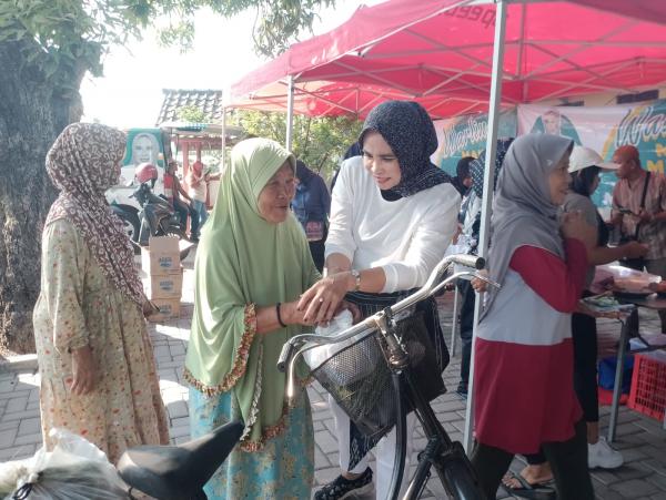 Mimik Idayana Sambangi Warga Sidoarjo, Bagikan Ratusan Paket Makan Gratis