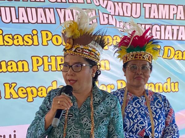 Ketua TP PKK Provinsi Papua, Beri Imunisasi Polio serta Bantuan PHBS di Posyandu Tapandura