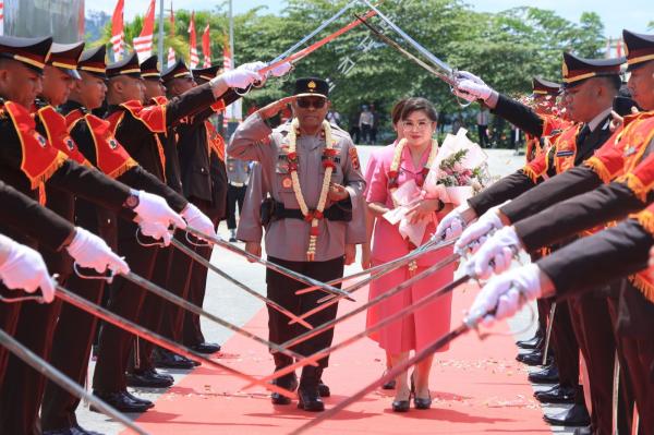 Tradisi Penyambutan Kapolda Papua Baru, Tanda Harmoni dan Dukungan dari Jajaran Polda Papua