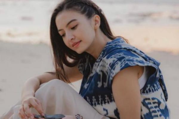 Potret Cantik Raline Shah Duduk di Pinggir Pantai, Posenya Bikin Salfok