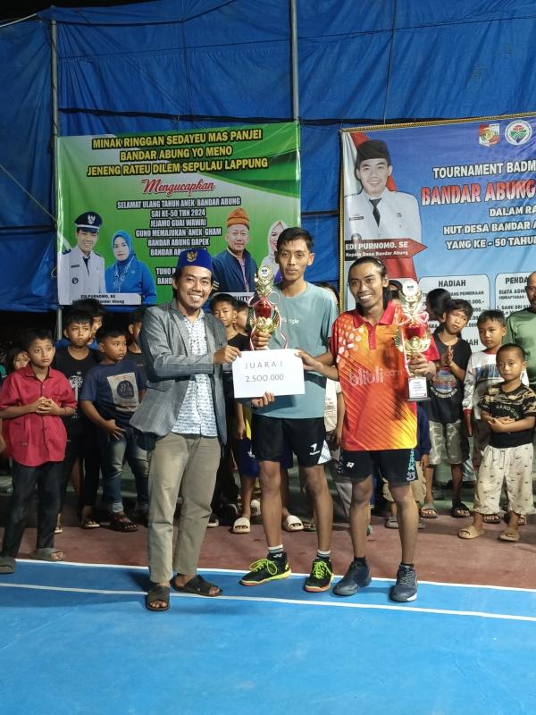 Tutup Turnamen, Kades Serahkan Piala Pemenang Badminton Cup I Bandar Abung Jaya 