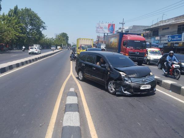 Tabrakan Beruntun di Flyover Waru, Tiga Mobil Ringsek