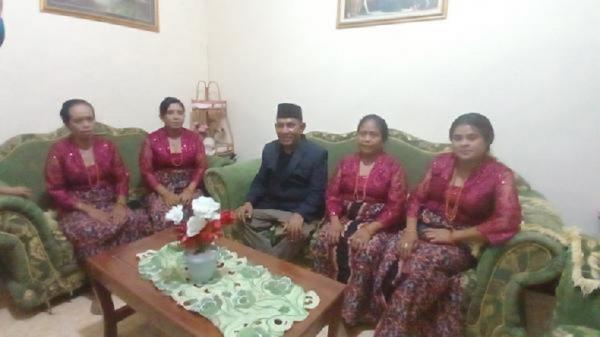 Kisah Lundji Kaborang, Anggota DPRD di NTT Diantar 4 Istri saat Pelantikan