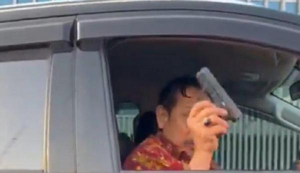 Viral! Pengemudi Pajero Sport Acungkan Pistol ke Pengendara Lain, Diduga Pensiunan TNI