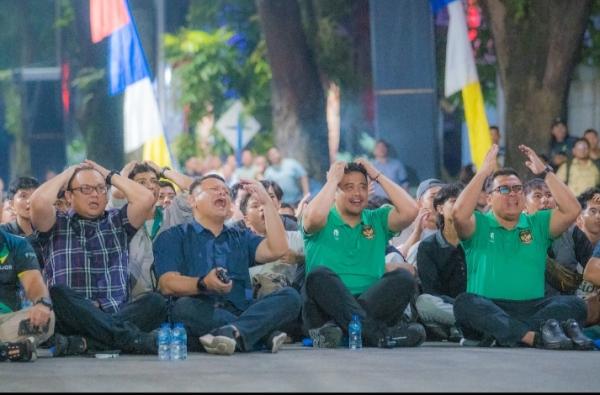 Nobar Timnas Indonesia vs Australia: Bobby Nasution dan Ribuan Warga Duduk Lesehan