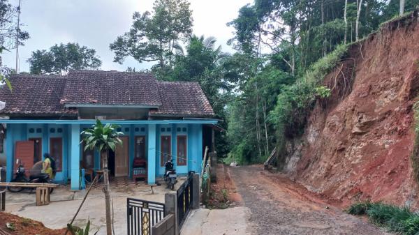 2 Rumah di Desa Deudeul Tasikmalaya Terancam Longsor Susulan Akibat Hujan Deras