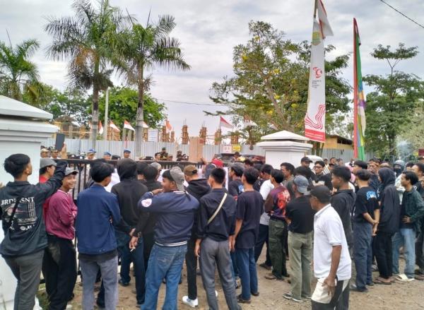 Imbas Dugaan Mesum Oknum Camat dan Bidan Dalam Mobil, Kantor Kecamatan Jayakerta Dikepung Massa