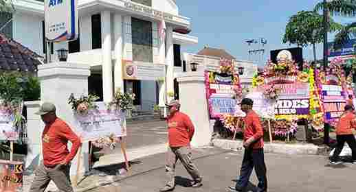 Kejari Tangkap Mantan Dewas Bumdes, Warga Berjo Kirim Karangan Bunga Hingga Cukur Gundul