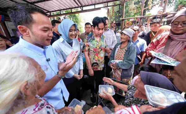 Gibran Dampingi Respati - Astrid Blusukan di Sondakan, Bagikan Gizi sampai Jenguk Lansia