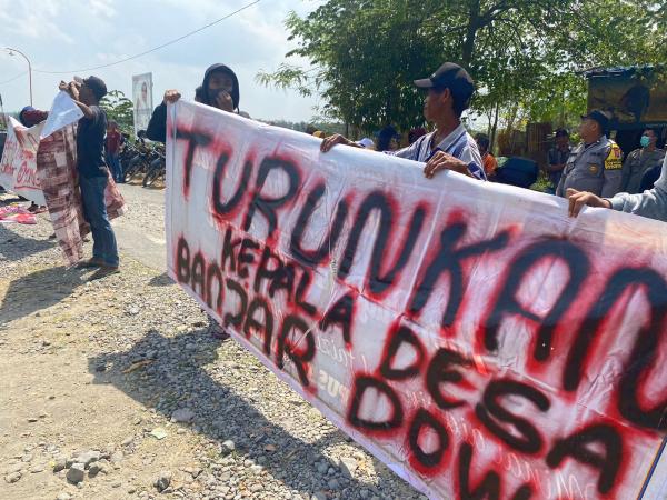 Warga Geruduk Kantor Desa Banjardowo Jombang, Tuntut Kepala Desa Mundur, Ini Alasannya