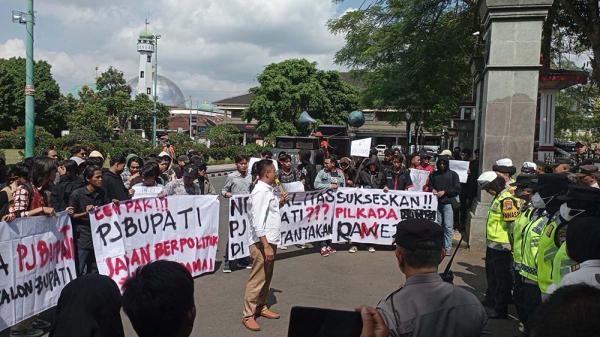 Dipersepsikan Dukung Kotak Kosong, Pj Bupati Banyumas Didemo