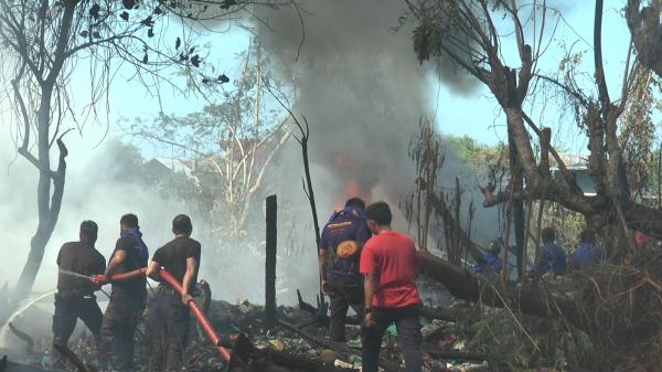 6 Jam Terbakar, Api Belum Bisa Dipadamkan Petugas Karena Tebalnya Tumpukan Barang Bekas