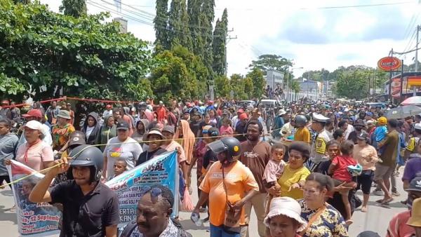 Minta KPU Patuhi Keputusan MRP, Ribuan Orang Turun ke Jalan untuk Mendukung Hak-Hak Orang Asli Papua