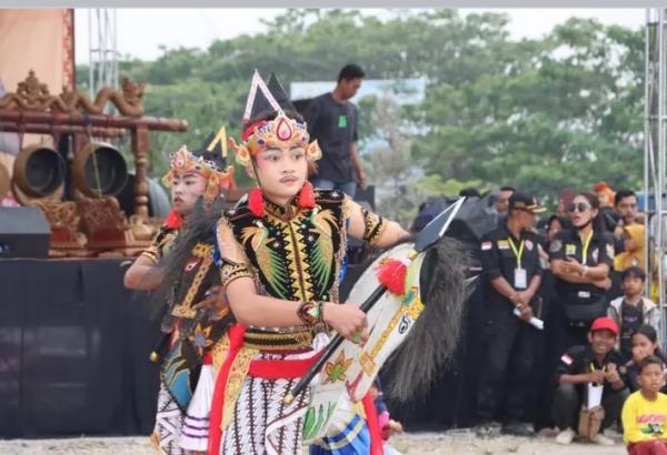 Puluhan Peserta Meriahkan Festival Seni Budaya Kuda Kepang 2024 di Pringsewu