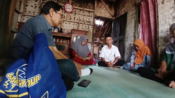 Bacawalkot Tasikmalaya Yusuf Kunjungi dan Berikan Bantuan kepada Mak Jenab di Tamansari