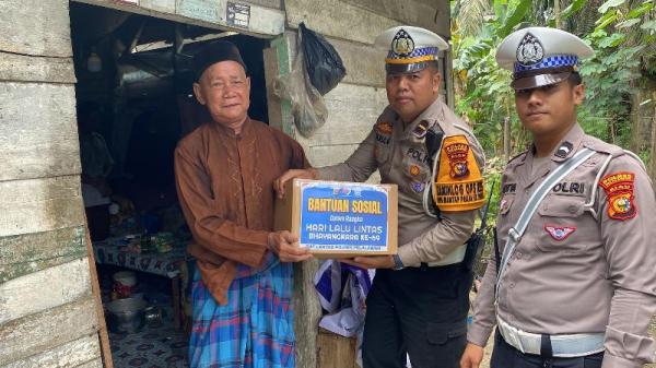 HUT  ke 69, Satuan Lantas Polres Pelalawan Bagikan 500 Paket Sembako ke Masyarakat