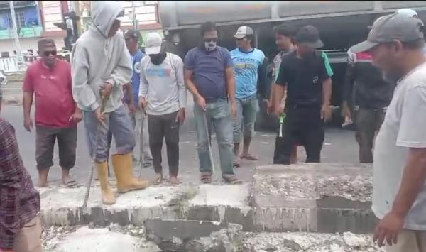 Warga Bongkar Paksa Pembatas Beton di Simpang Tiga Pejagan, Kasat Lantas Brebes: Ini Liar