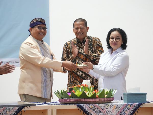 Rektor Undip Didampingi Mbak Agustin Resmikan Gedung Art Center Fakultas Ilmu Budaya