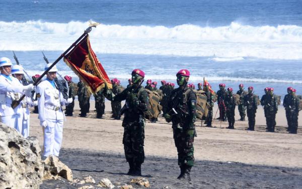 461 Prajurit Muda Resmi Sandang Baret Ungu