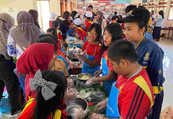 The Sunan Hotel Solo Ajak Puluhan Siswa SD Belajar Memasak di Sunan Goes to School