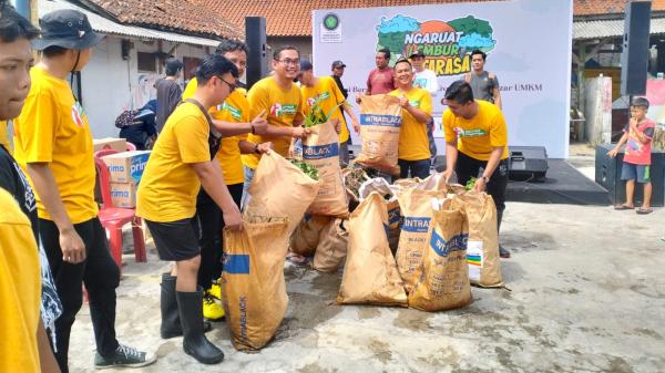 Peduli Kelestarian Lingkungan, Ratusan Warga Tasikmalaya Bersihkan Sungai Cihideung