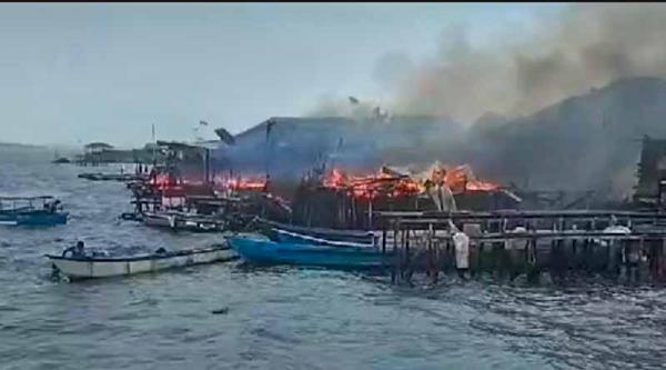 Api Melalap 6 Rumah di Pulau Doom Sorong, Belasan Mesin Motor Tempel Ikut Terbakar