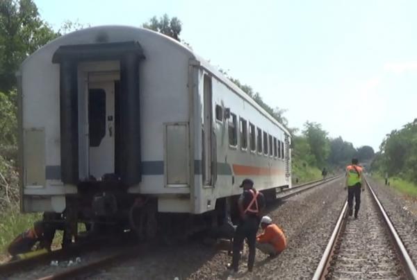 Gerbong Kereta Api Walahar Ekspres Anjlok Akibatkan Perjalanan Terlambat 