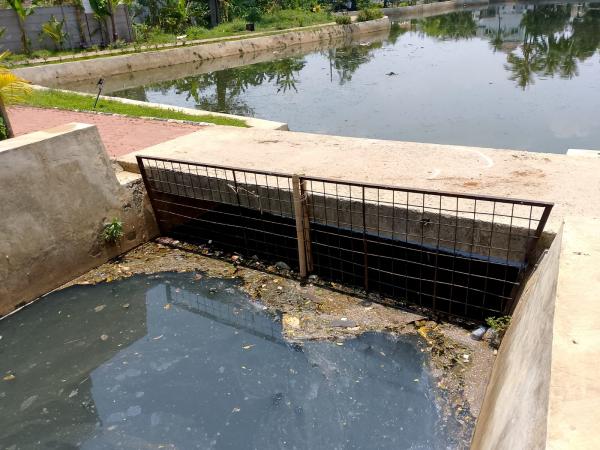 Hanya Hitungan 1 Hari, Gercepnya PUPR Depok Pasang Jaring Besi Filter Sampah Situ Bahar