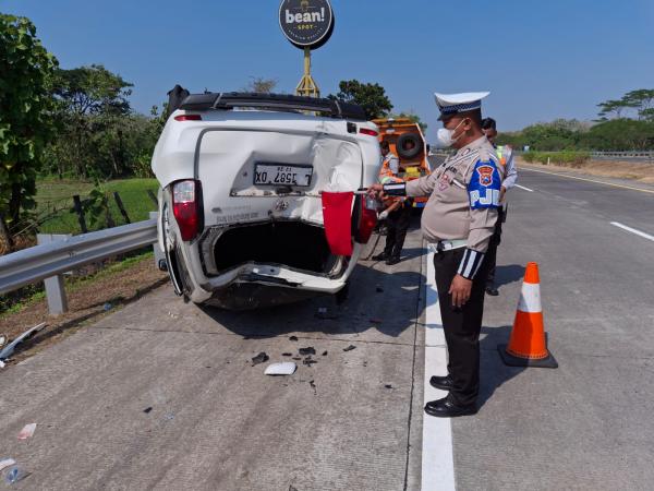 Pecah Ban, Mobil Avanza Tujuan Madiun Terbalik di Tol Jombang Sebabkan 9 Orang Luka-luka