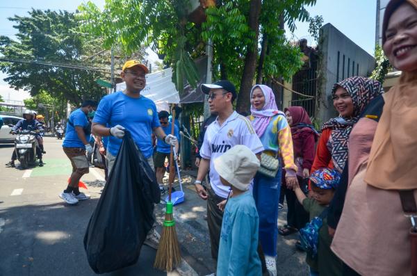 Arfi Rafnialdi Bersama Relawan Sapu dan Kumpulkan Sampah Pasca Pawai Kendaraan Hias di Bandung