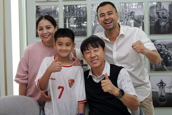 Raffi Ahmad Kedatangan Tamu Shin Tae-yong, Rafathar Pakai Jersey Khusus Antusias Menyambut