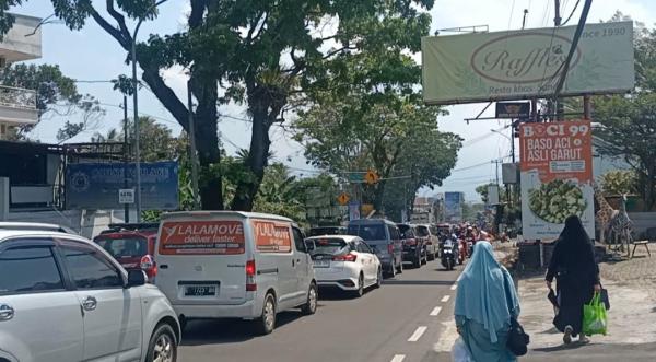 Siang Ini Arus Puncak Arah Jakarta Diberlakukan Oneway, Kemacetan Mengekor hingga Simpang Gado