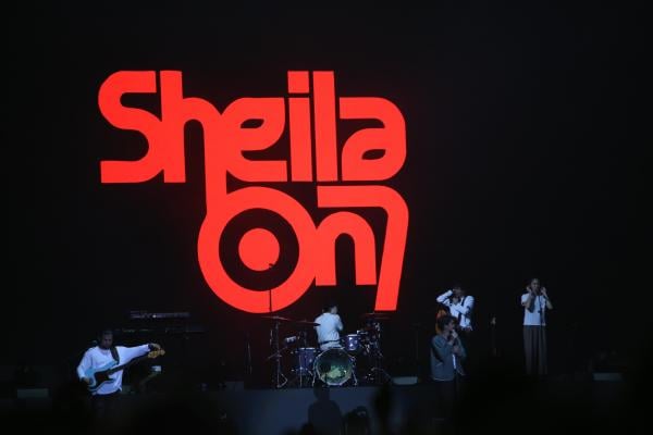 bank bjb Beri Kejutan Kartu ATM Edisi Spesial dan Diskon Merchandise di Konser Sheila On 7 Medan