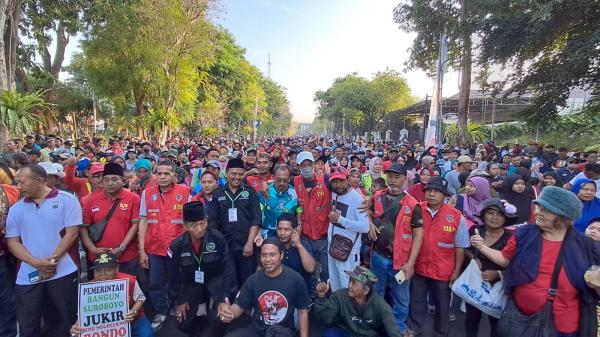 Ribuan Juru Parkir Meriahkan Jalan Sehat Mlaku Bareng Cak Eri, Ada Wakil Wali Kota Datang!